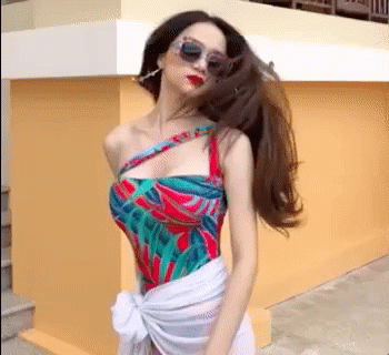 hoa hau huong giang khoe duong cong ruc lua catwalk dieu luyen cung voi bikini - 1