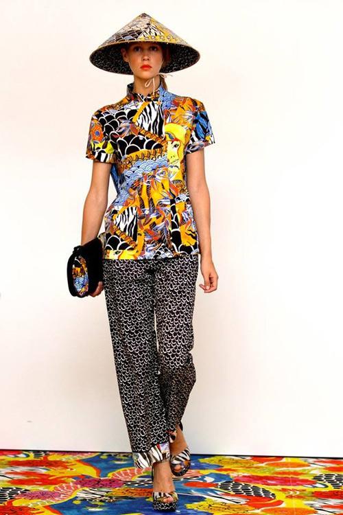 non la - tu di san van hoa den cuoc "do bo" ngoan muc tren san runway quoc te - 12