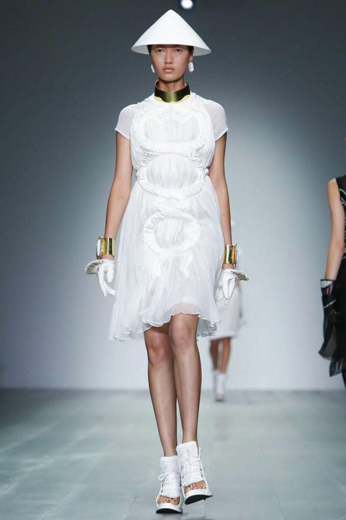 non la - tu di san van hoa den cuoc "do bo" ngoan muc tren san runway quoc te - 15