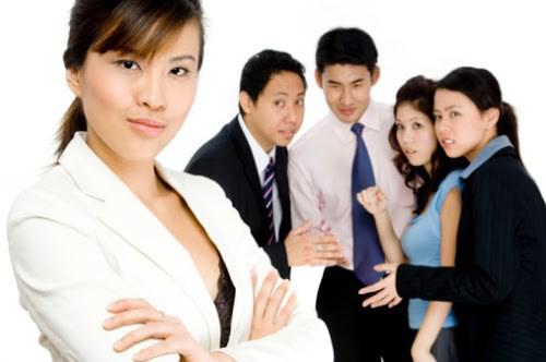 chuyen gia tam ly mach 4 cach "cuc doc" de doi pho voi dong nghiep "noi xau sau lung" - 2