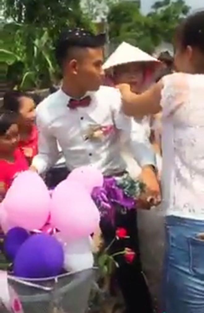 lau lam roi moi co mot dam cuoi don dau bang... xe dap khien dan mang thich thu - 3
