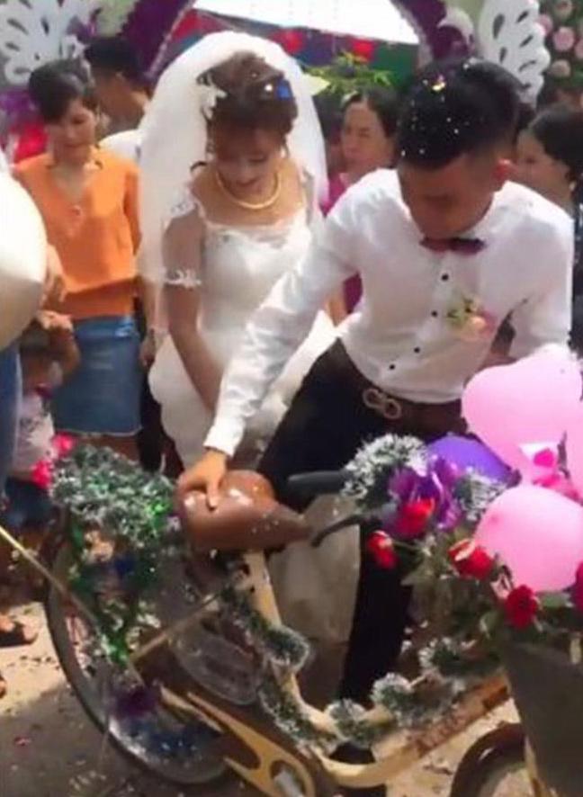 lau lam roi moi co mot dam cuoi don dau bang... xe dap khien dan mang thich thu - 2