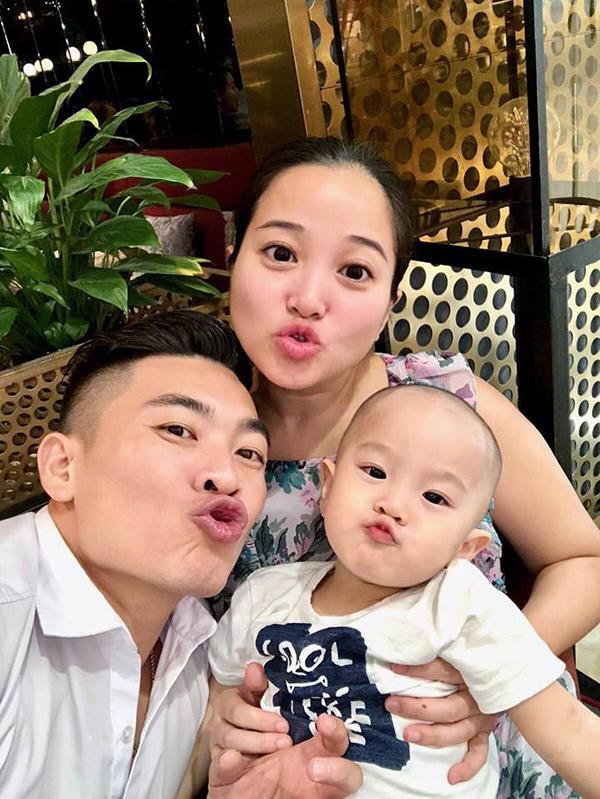 dung manh tren san khau, ngoai doi quoc co quoc nghiep lai la 2 ong bo "dam duoi vi con" - 3