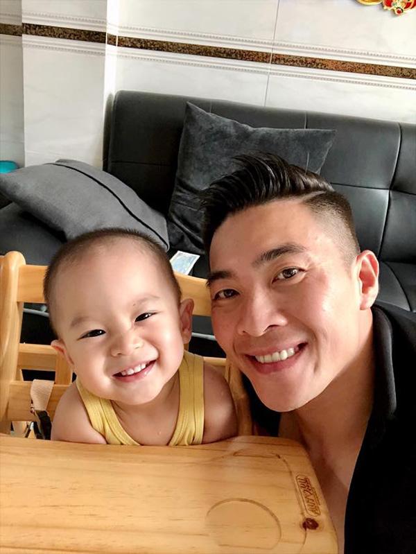 dung manh tren san khau, ngoai doi quoc co quoc nghiep lai la 2 ong bo "dam duoi vi con" - 5