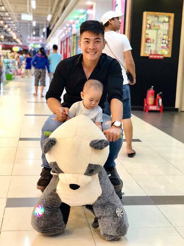 dung manh tren san khau, ngoai doi quoc co quoc nghiep lai la 2 ong bo "dam duoi vi con" - 4