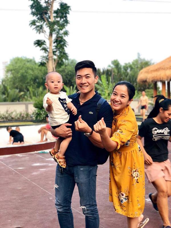 dung manh tren san khau, ngoai doi quoc co quoc nghiep lai la 2 ong bo "dam duoi vi con" - 2