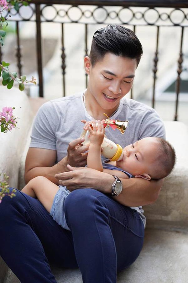 dung manh tren san khau, ngoai doi quoc co quoc nghiep lai la 2 ong bo "dam duoi vi con" - 8