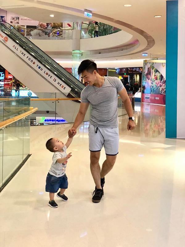 dung manh tren san khau, ngoai doi quoc co quoc nghiep lai la 2 ong bo "dam duoi vi con" - 6