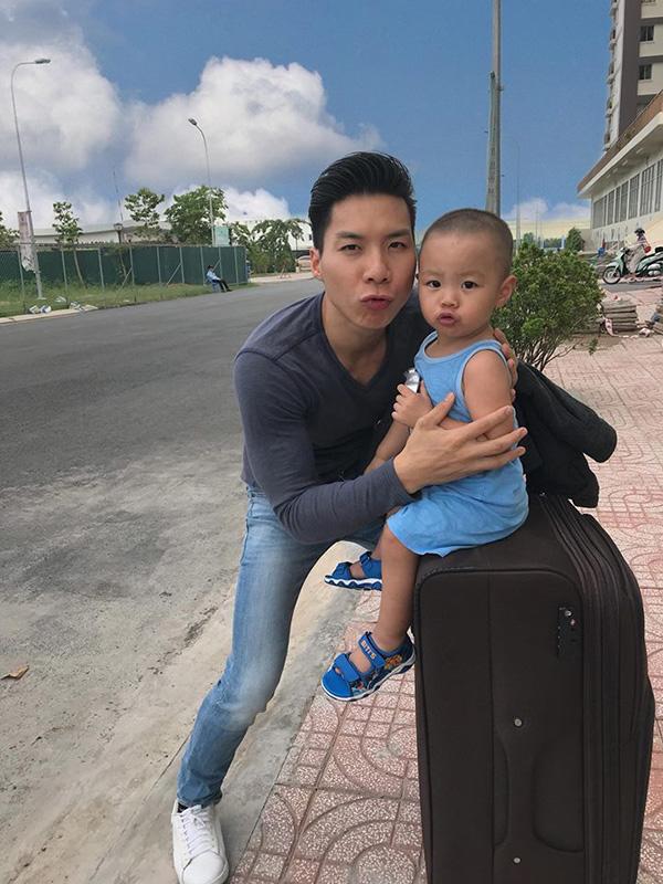 dung manh tren san khau, ngoai doi quoc co quoc nghiep lai la 2 ong bo "dam duoi vi con" - 13