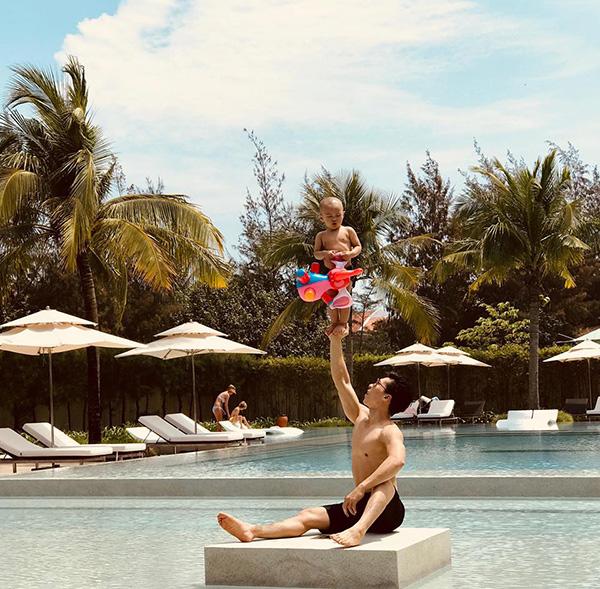 dung manh tren san khau, ngoai doi quoc co quoc nghiep lai la 2 ong bo "dam duoi vi con" - 11