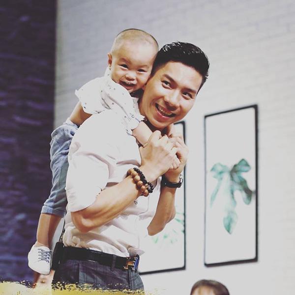 dung manh tren san khau, ngoai doi quoc co quoc nghiep lai la 2 ong bo "dam duoi vi con" - 14