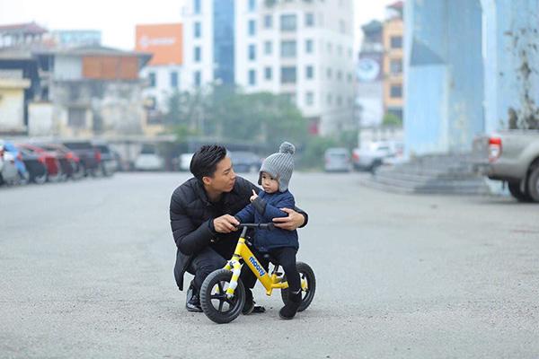 dung manh tren san khau, ngoai doi quoc co quoc nghiep lai la 2 ong bo "dam duoi vi con" - 15