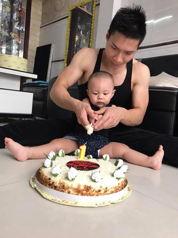 dung manh tren san khau, ngoai doi quoc co quoc nghiep lai la 2 ong bo "dam duoi vi con" - 10