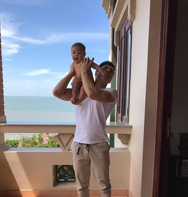 dung manh tren san khau, ngoai doi quoc co quoc nghiep lai la 2 ong bo "dam duoi vi con" - 12