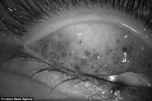 nguoi phu nu kinh hai khi thay thu nay trong mat do thoi quen xau luc dung mascara 25 nam - 2