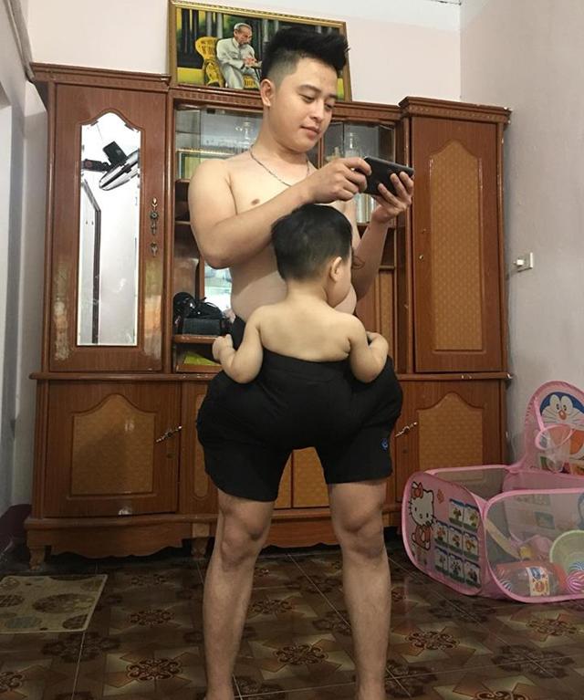 be trai 19 thang ngu say trong 1 phut nho duoc bo ru theo cach "chang giong ai" - 1