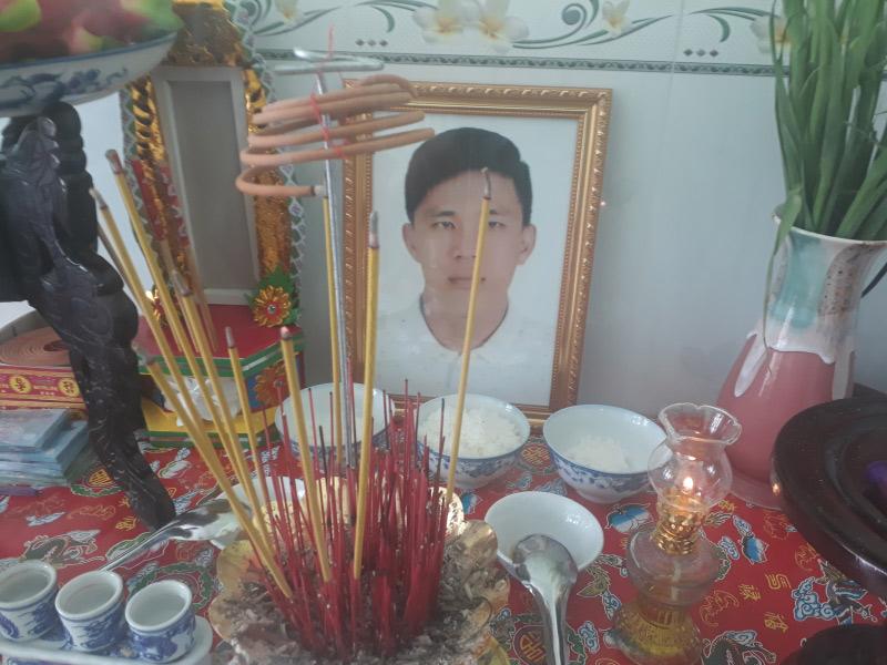 vu 2 nguoi viet chet bi an tai khach san o my: me khoc ngat ben di anh con - 1