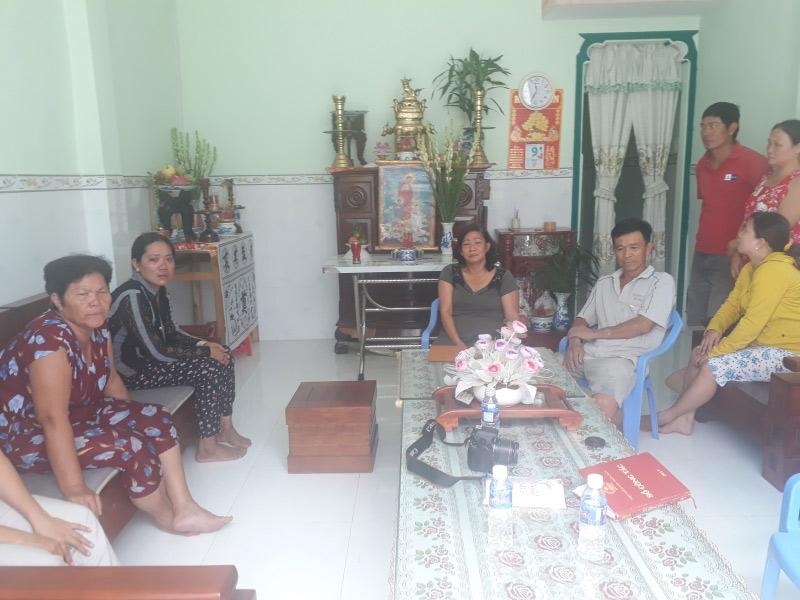 vu 2 nguoi viet chet bi an tai khach san o my: me khoc ngat ben di anh con - 4