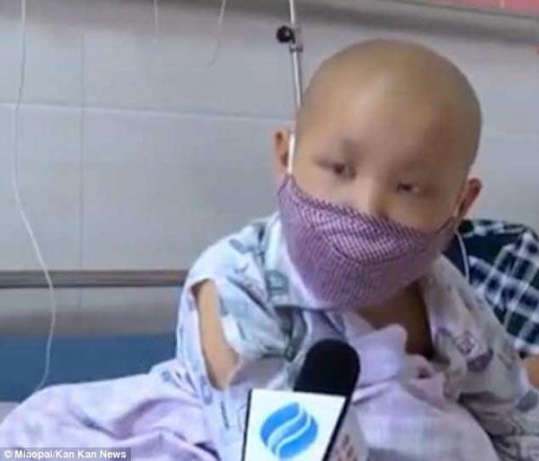 be trai mac ung thu cau xin me som quay tro lai, "con hua se khong trach me dau" - 1