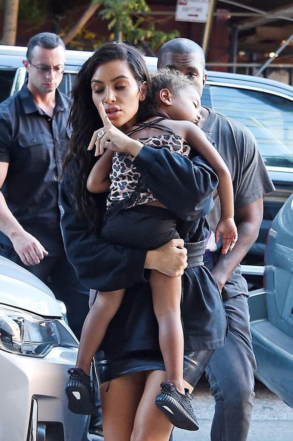 thi phi la the nhung cach day con cua kim kardashian "sieu vong 3" ai cung phai ne - 3