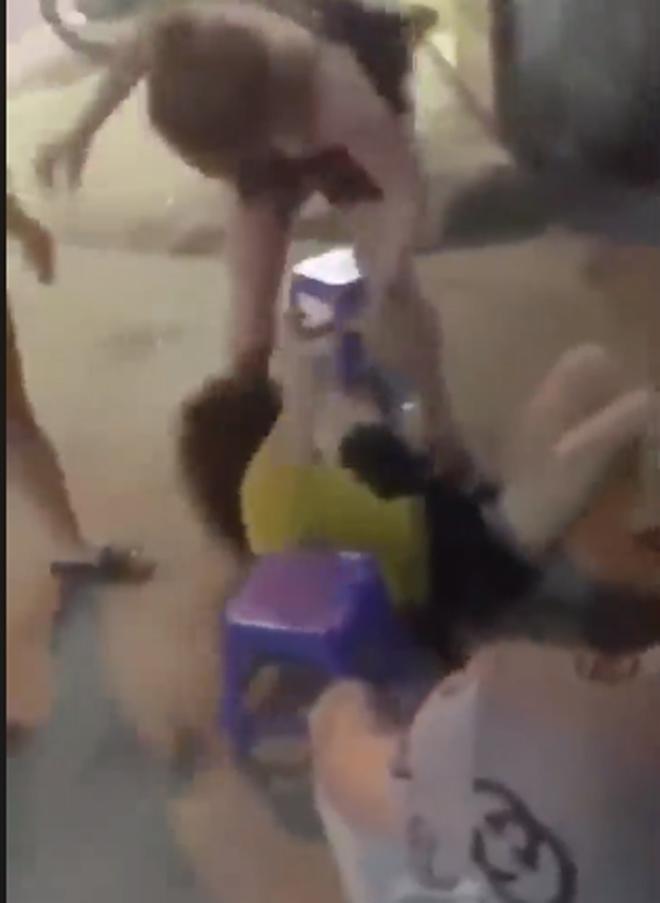 co gai bi nguoi yeu moi cua ban trai cu danh dap, dang clip dan mat - 1