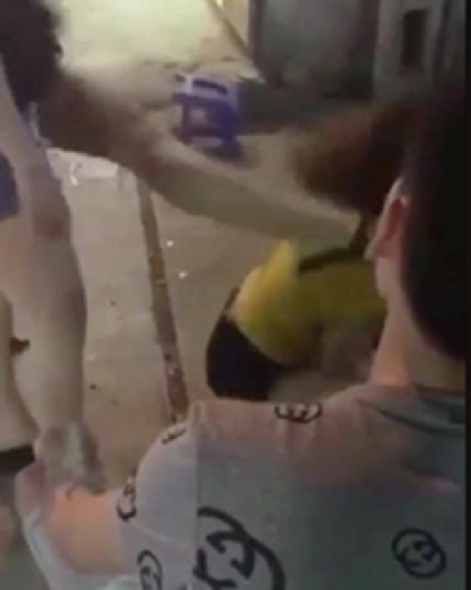 co gai bi nguoi yeu moi cua ban trai cu danh dap, dang clip dan mat - 2