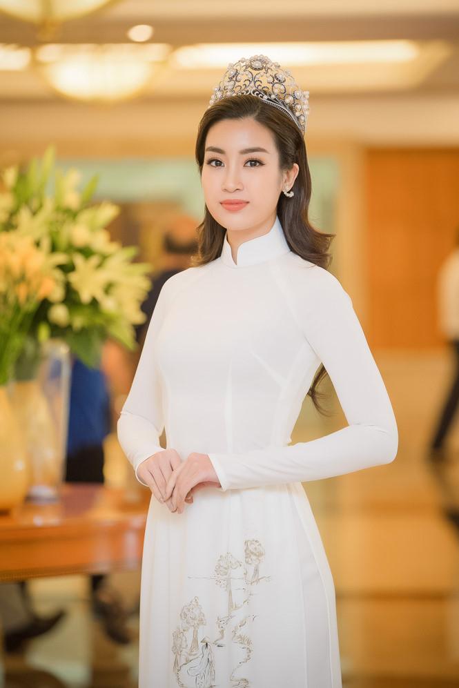 2 hoa hau hot nhat viet nam lai bat ngo dien chung mot ta ao dai trang - 4