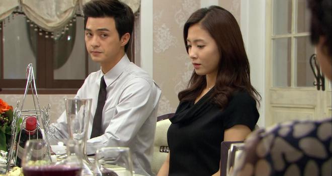 lan dau ra mat, ban gai khong chiu rua bat, ngoi rung dui nhu sep khien ca nha choang vang - 2