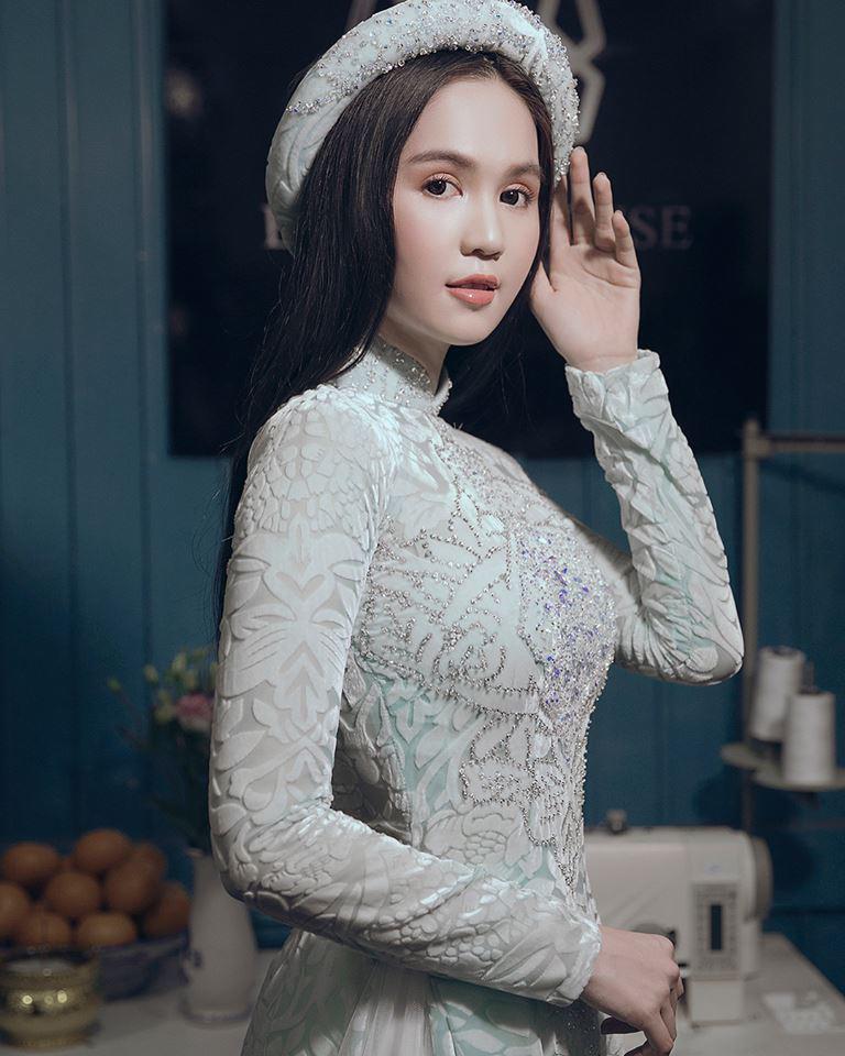 2 hoa hau hot nhat viet nam lai bat ngo dien chung mot ta ao dai trang - 12