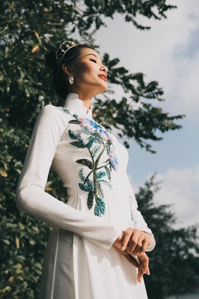 2 hoa hau hot nhat viet nam lai bat ngo dien chung mot ta ao dai trang - 10