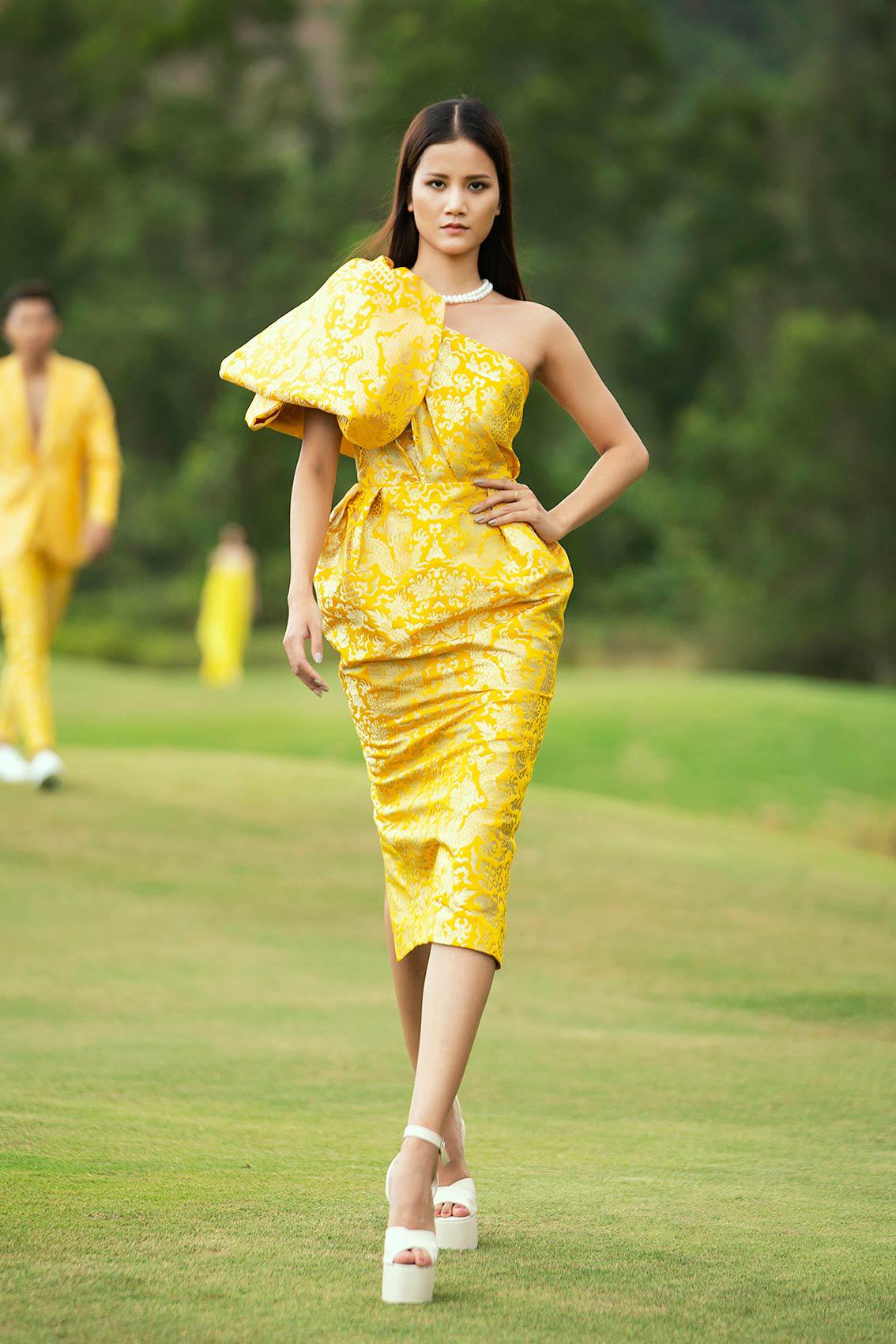 chiec vay "rong vang" giup do my linh toa sang tai so khao hoa hau viet nam 2018 - 5