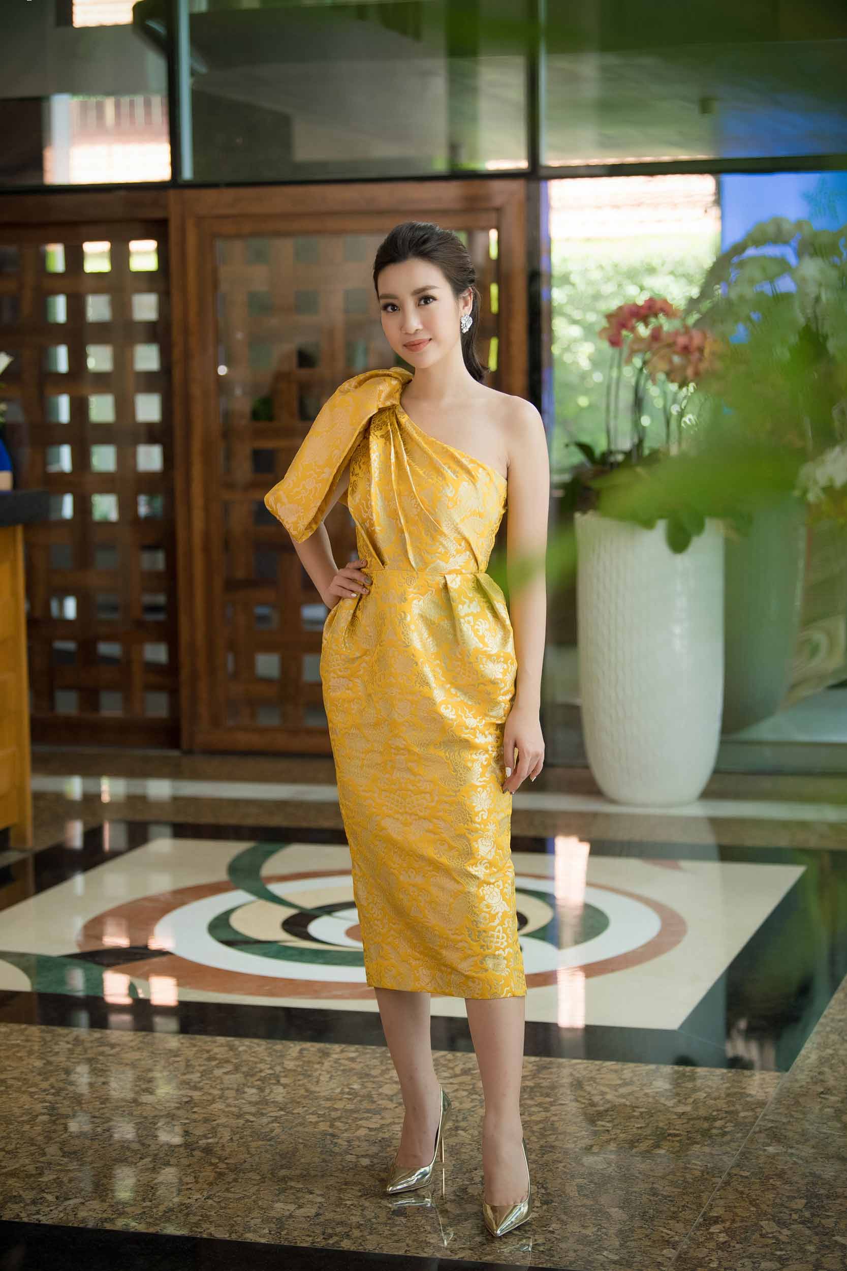chiec vay "rong vang" giup do my linh toa sang tai so khao hoa hau viet nam 2018 - 3
