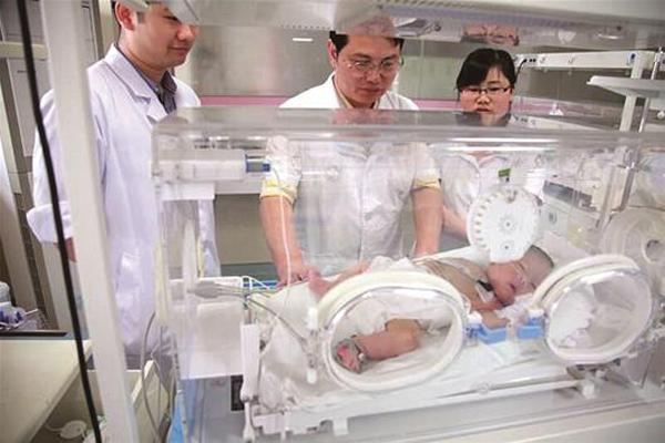 vua chao doi be so sinh da khoc khong ngung, bac si kinh hoang khi kiem tra - 1
