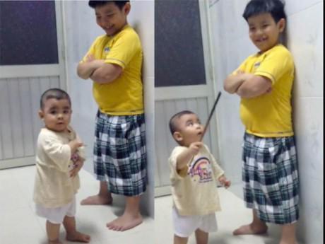 Cầm roi như người lớn, em nhỏ thay mẹ đánh chừa anh hư