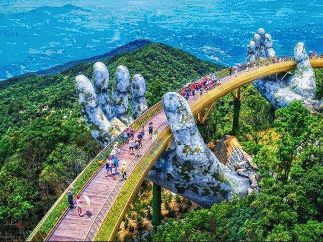 HOT: Cây cầu có bàn tay khổng lồ mới toanh ở Đà Nẵng gây sốt vì đẹp như tiên cảnh!