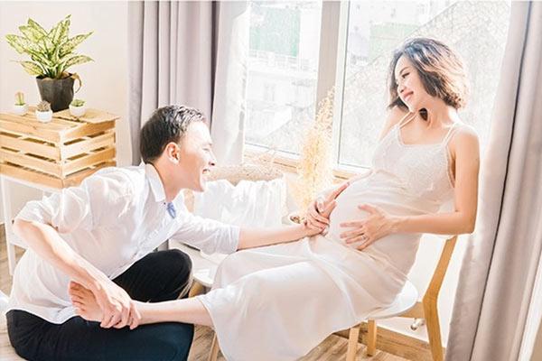 nhung ong chong noi tieng cua showbiz cham con kheo chang thua gi me bim sua - 4