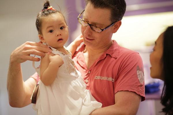 nhung ong chong noi tieng cua showbiz cham con kheo chang thua gi me bim sua - 7