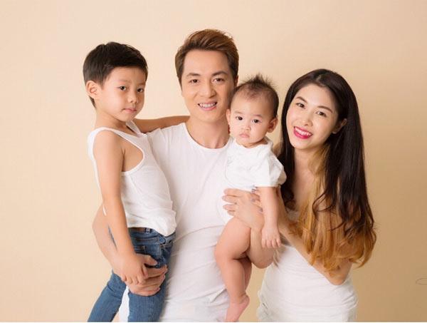 nhung ong chong noi tieng cua showbiz cham con kheo chang thua gi me bim sua - 3