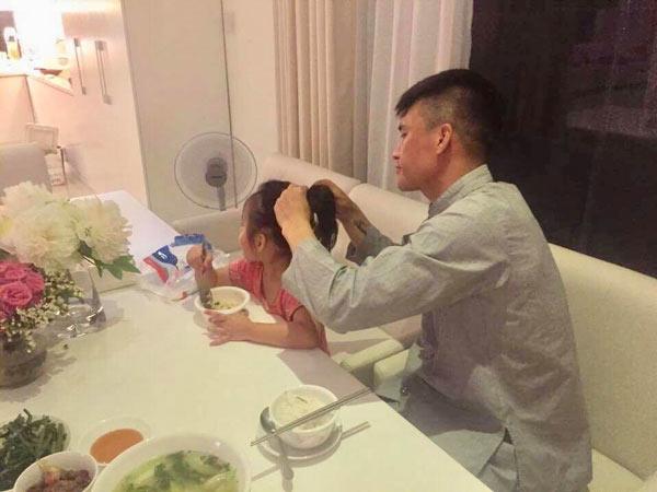 nhung ong chong noi tieng cua showbiz cham con kheo chang thua gi me bim sua - 1