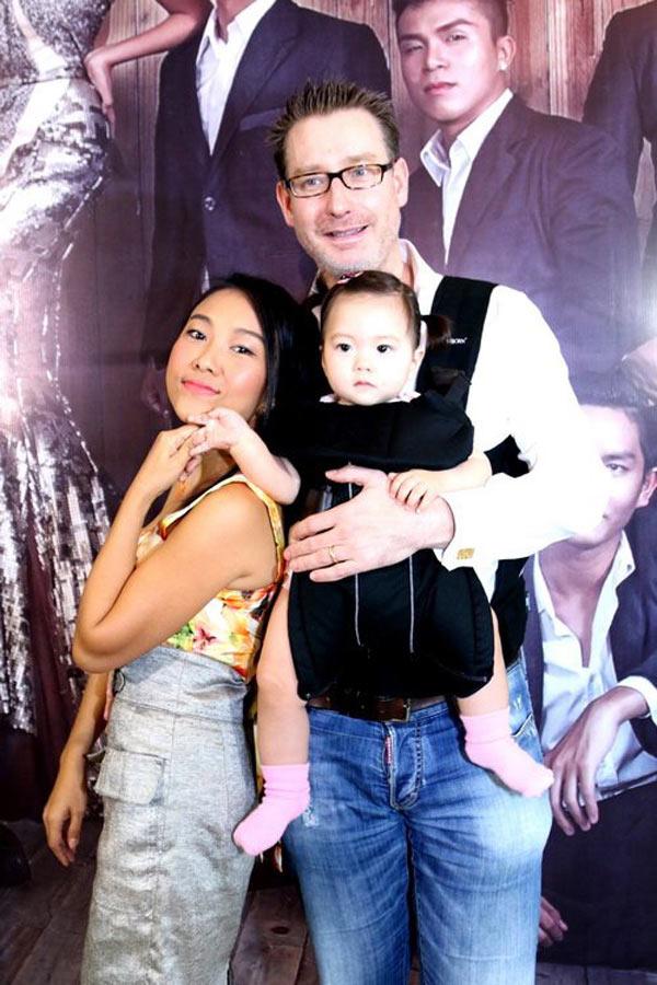 nhung ong chong noi tieng cua showbiz cham con kheo chang thua gi me bim sua - 6