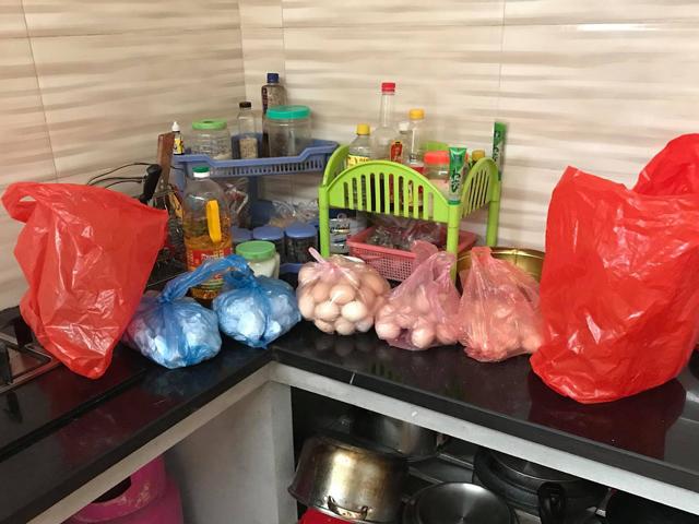 vo moi de, chong tre vua mung vua "meo mat" vi duoc cho gan 400 qua trung ga xin - 1