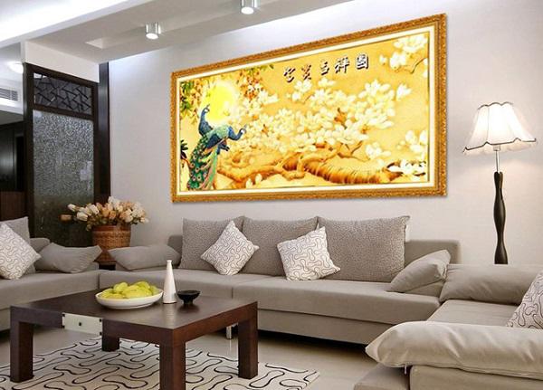 mach cach treo tranh theu chu thap trong nha hop phong thuy de gia dinh luon gap may man - 1