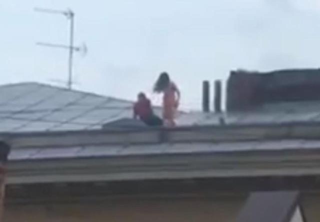 cap doi "may mua" cuong nhiet tren mai nha tang 4, tuong sap roi xuong dat den noi - 1