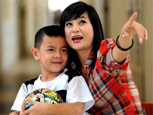 con trai hoi sao khong song voi ba, dap tra cua cat phuong khien be dan quy kieu minh tuan - 2