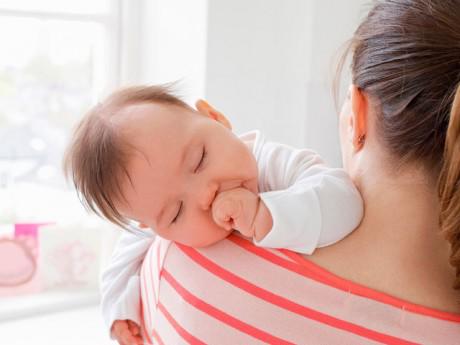 Trẻ sơ sinh ngủ hay giật mình là do đâu?
