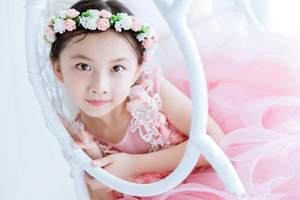 mac quan ao mau hong khien be gai nhut nhat, u ru va bi co lap - 1