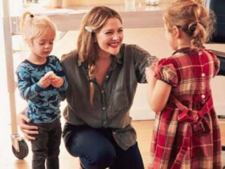 Diễn viên Drew Barrymore luôn để thứ này trong túi để trị thói ăn vạ của con ngay lập tức