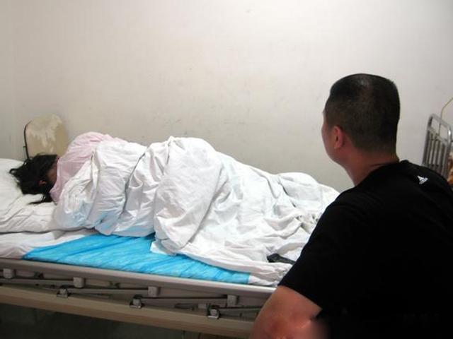 Vết mổ đẻ của vợ rỉ máu sau sinh vài tuần, chồng không ngờ bị bác sĩ mắng té tát