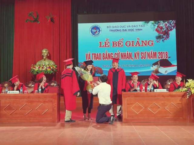 Thầy giáo Đại học Vinh quỳ gối cầu hôn nữ sinh ngày tốt nghiệp gây tranh cãi