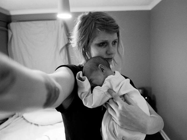 Bộ ảnh lột tả hiện thực trần trụi khi nuôi con nhỏ, ai làm mẹ ít nhiều đều thấu hiểu